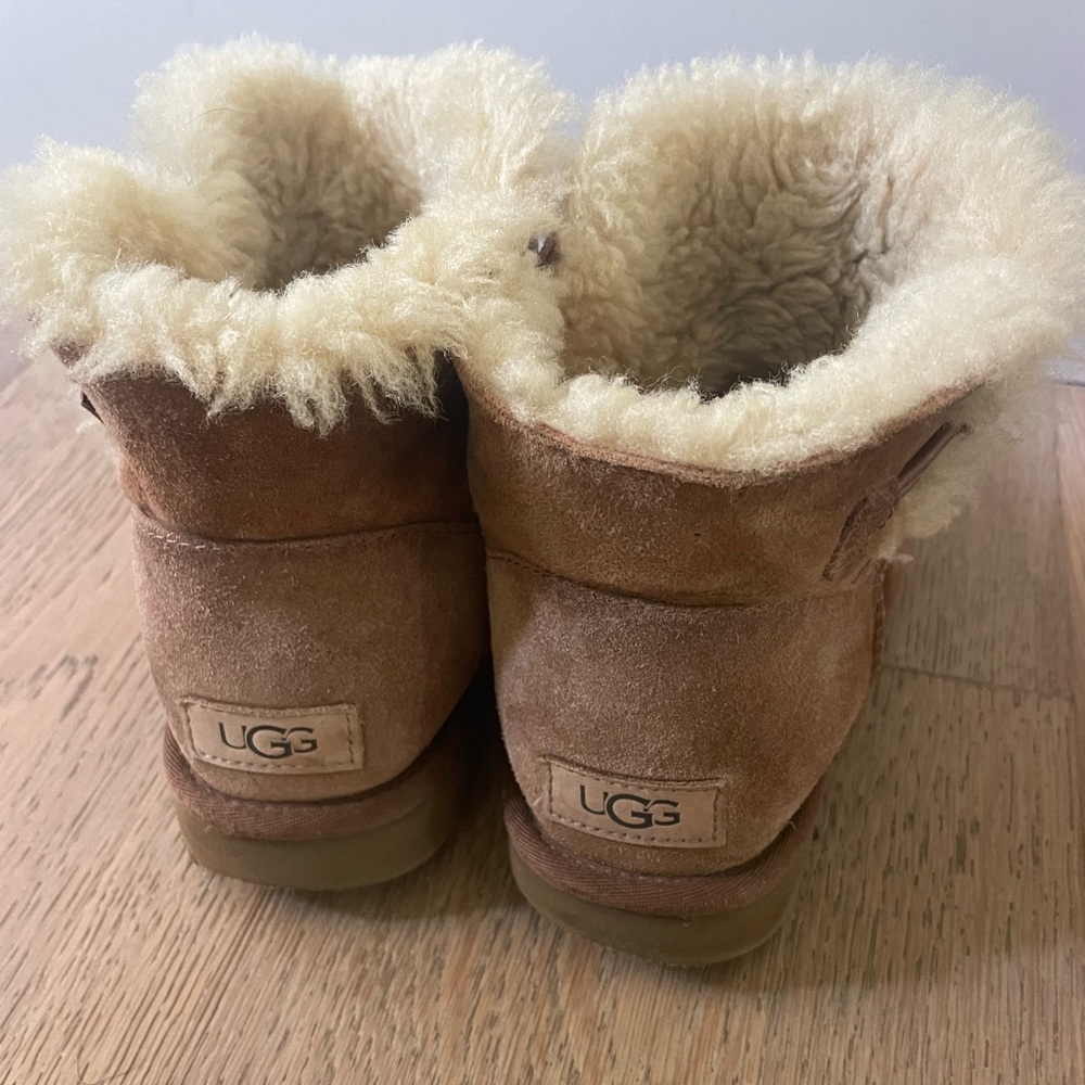Ugg mini Bailey button size 7 used